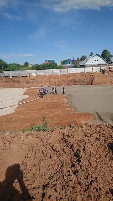 Заливка автобетононасосом Камаз 21.м, бетона, подбетонки М150 в котлован, объем 140 кубов
