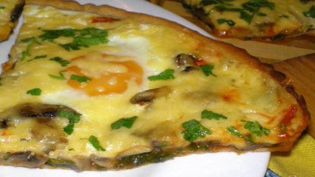 Пицца с грибами, шпинатом и яйцами