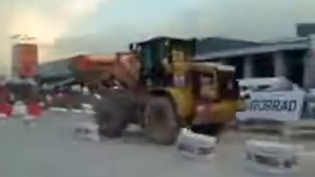 Авто трюки Супертракторист такое вытворяет! смотреть онлайн