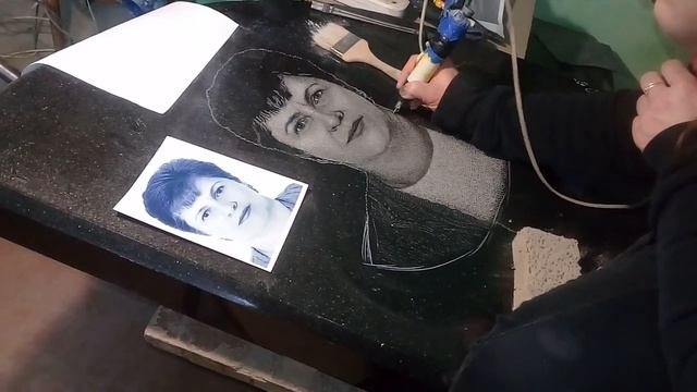 Портрет на камне.работа художника.