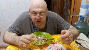 Мукбанг. Зелёный борщ, грудинка и дорогая колбаса. Зеркало графа Дракулы.