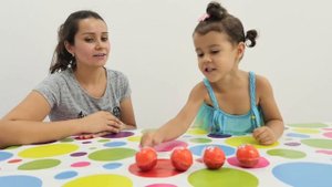 Распаковка игрушек для детей. Ищем шарики с Киндер сюрпризами