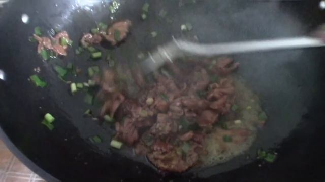 【ENG SUB】兒媳要回來了！婆婆忙乎啥？晚飯豆芽炒莜麵，配著香菇醬吃過癮【泥土大黑】 смотреть онлайн