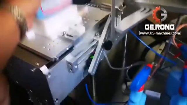 Semi automatic pump flat bottle double side labeling machine testing video смотреть онлайн