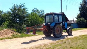 По полям,по полям ,синий трактор 🚜 едет к нам.
