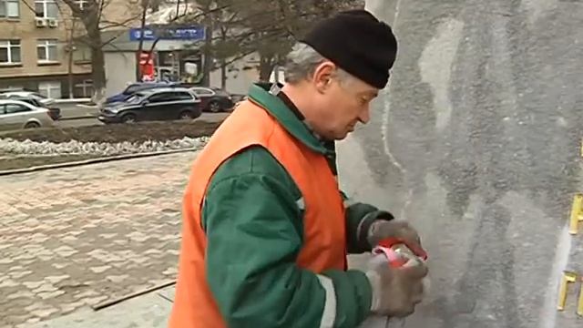 Как днепропетровские коммунальщики отмывали памятник генералу Пушкину и ругали журналистов смотреть онлайн