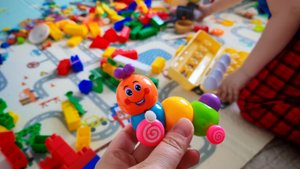 играем в игрушки и конструктор в детской комнате