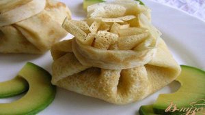 Мешочки из блинчиков с курицей и авокадо