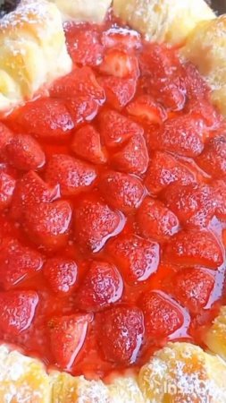 Домашние булочки с клубникой