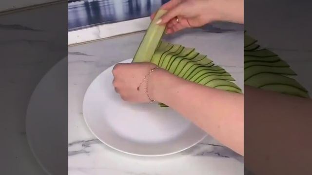 Салат из кальмаров с огурцами и сыром