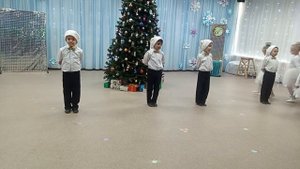 "Королевство кривых зеркал" Новогодний утренник в старшей группе