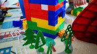 строим домик из кубиков детского конструктора, играем в кубики