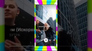 За окном девочка в бежевом платьице.