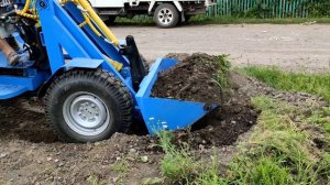 Работа минипогрузчика с плотным грунтом