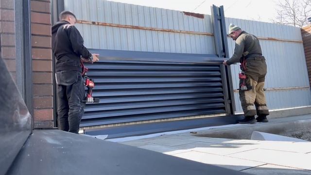 Монтаж забора-жалюзи. Ламели Tokyo, RAL 7024/ смотреть онлайн