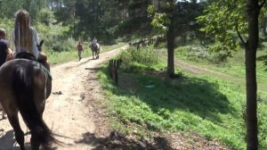 Катя катается на лошади