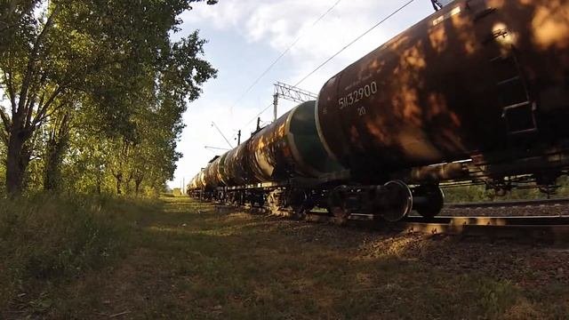 Тепловоз М62-1580 с грузовым поездом.
