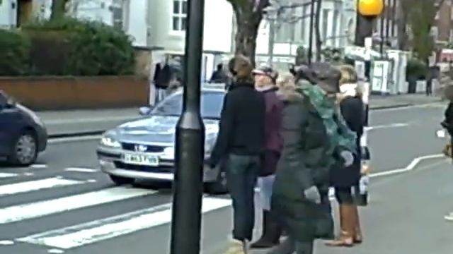 Trying to cross Abbey Road смотреть онлайн