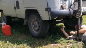 Смазываю рессоры графиткой...