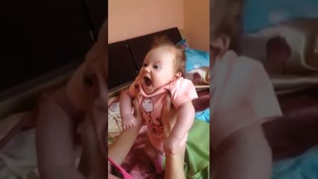 Алиса прыгает и хохочет смотреть онлайн