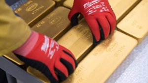 Стоимость золота третий раз за сутки обновила исторический рекорд