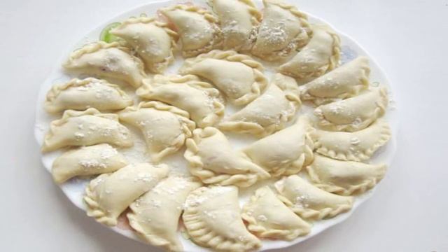 Вареники с черной смородиной и соусом