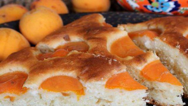 Пирог с кокосовой стружкой и абрикосом