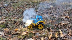 ✅🔥МОЩНАЯ ПЕТАРДА vs ИГРУШКА ТРАКТОР 🚜 Взорвал большую Бомбочку в тракторе 💥Оторвало Колеса и Ковш💣