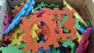 играем в коврики пазлы с цифрами и буквами для детей, детские игры