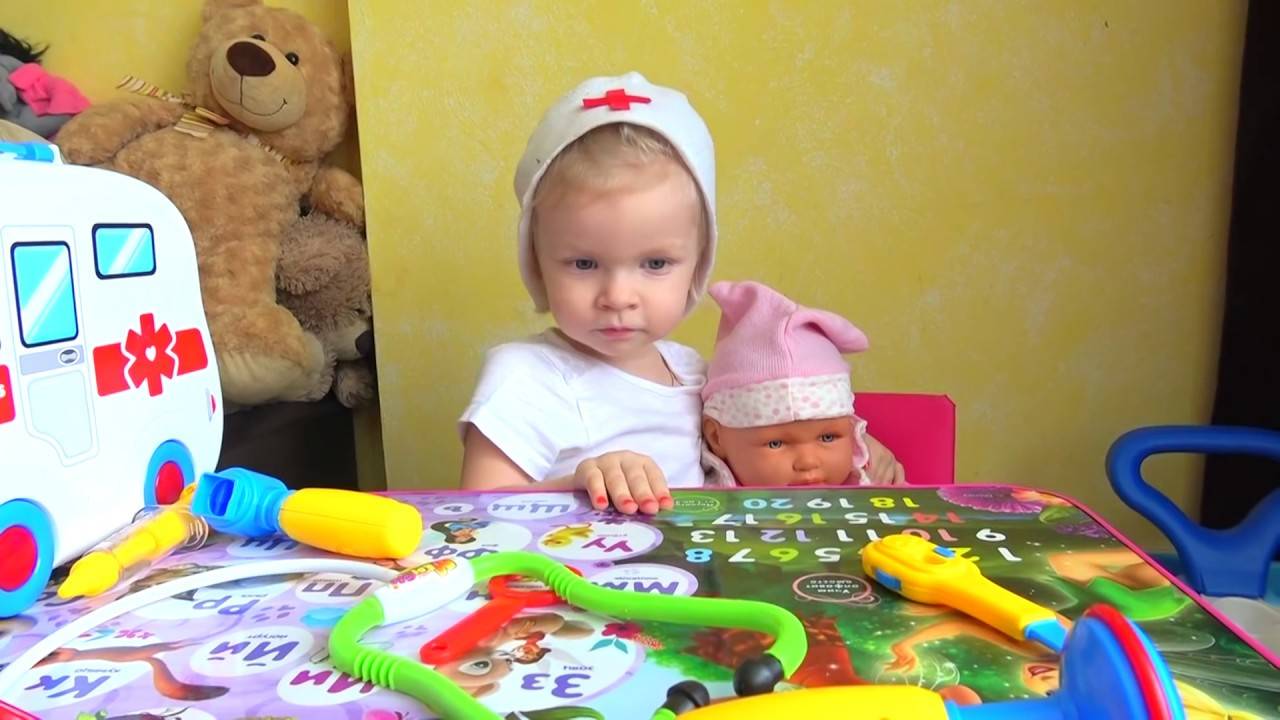 София как МАМА. УКЛАДЫВАЕТ СПАТЬ, КОТМИТ И КУПАЕТ БЕБИ БОН. Кукла Заболела. Арсений БРОС ШОУ ПАПА