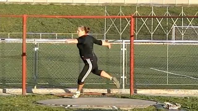Discus throw in slow motion - frontal plain смотреть онлайн
