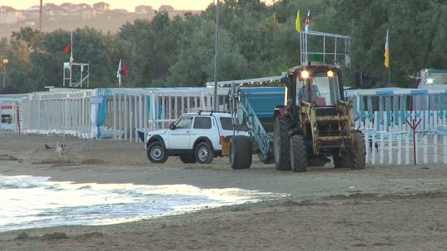 От рассвета до заката: как готовят анапские пляжи к приему отдыхающих? смотреть онлайн