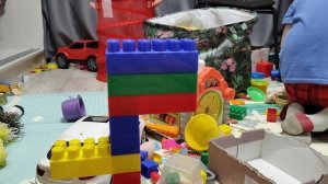 построили высокую башню из детских кубиков, играем в детский конструктор