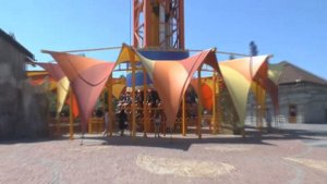 Аттракционы в Сочи-парке.