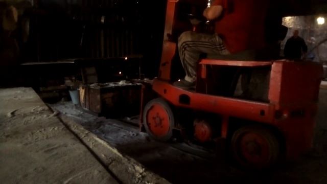 Автомобиль на электротяге.Пример работы полностью электрического погрузчика через провод. смотреть онлайн