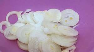 Сельдь под сметанным соусом и луком