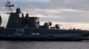 Малый десантный корабль на воздушной подушке "Евгений Кочешков" покидает акваторию "Ленэкспо"