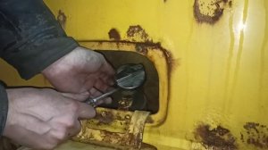 Когда ставишь пластиковую крышку на бак и думаешь что бензин не сольют или как открыть бак.
