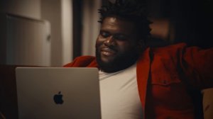 Apple MacBook Pro - Up to 24 hours (2025)