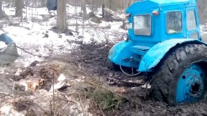 трактор тонет в болоте