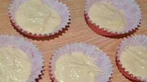 Клубничные кексы на кефире в мультиварке