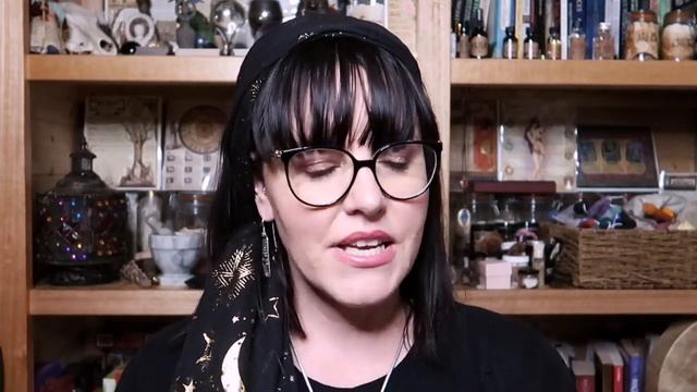 TAROT UNBOXING & FIRST IMPRESSIONS || VINTAGE EROTIC TAROT (Indie Deck) смотреть онлайн