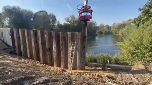 Вибропогружатель EXTEN DPD600T на экскаваторе Хитачи ZX350 с гуськом 4,5метра забивает шпунт Ларсена