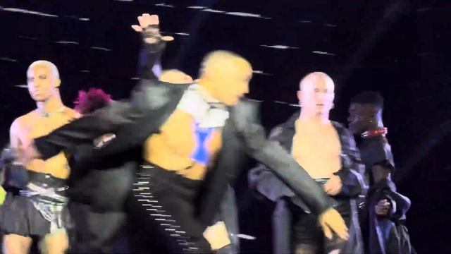 Madonna performs Holiday on The Celebration Tour in New York on 1/23/24. смотреть онлайн