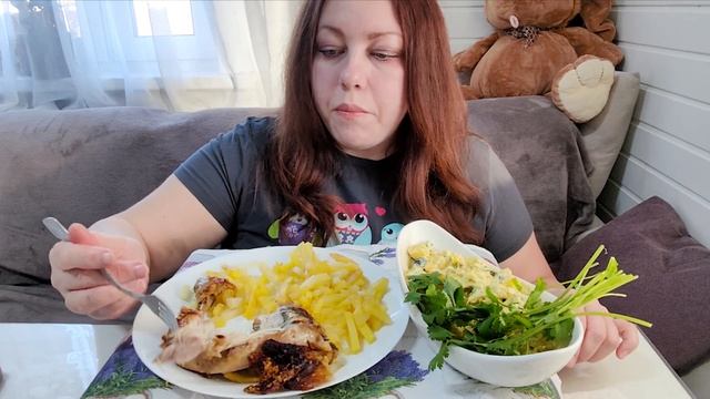 Мукбанг Курочка с картошечкой и салат с ананасами)