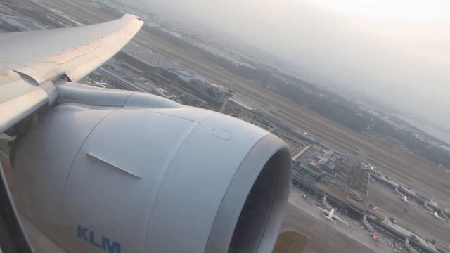 KLM 777-300ER takeoff from Singapore Changi airport