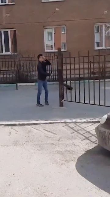 Солевой в Новосибирске после удара пошел как трезвый! #удар #солевые #соль #больница #ушёл смотреть онлайн