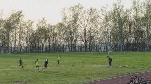 Пришла весна и детишки побежали играть в футбол