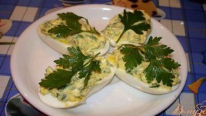 Фаршированные яйца с голубым сыром