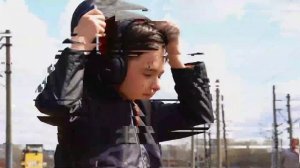 Сними наушники и капюшон